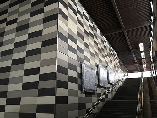 Вестибюли и переходы станции метро Пражская выполнены из терракотовых панелей