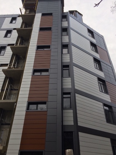 Поселок городского типа Ливадия. Фасад жилого многоквартирного дома защищает навесной вентфасад с облицовкой из алюминиевых композитных панелей Алюминстрой