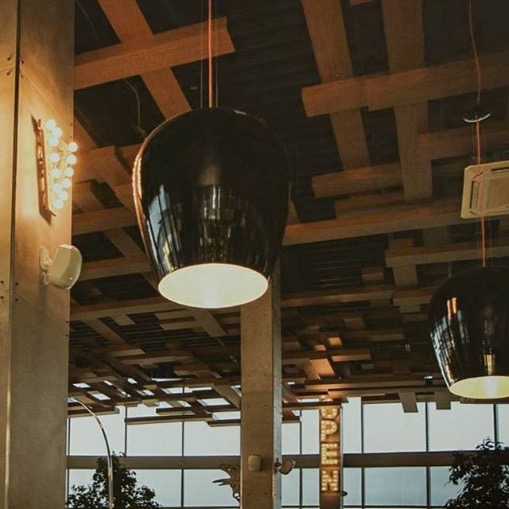 потолок ресторана Shabby в Вологде. Балки с имитацией дерева выполнены из алюминиевого композитного материала Алюминстрой.