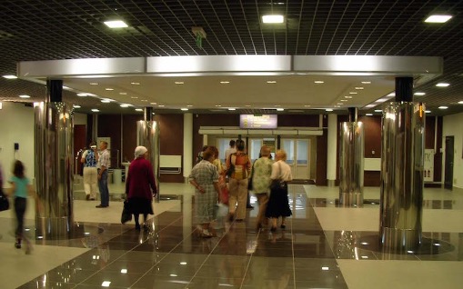 Интерьер "Пригородного вокзала" в городе Челябинск выполнен с применением АКП и керамогранита Алюминстрой