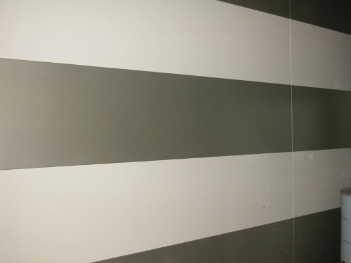 Сочетание двух цветов панелей АКП при отделке стены коридора офисного центра.
