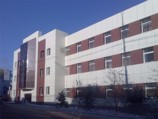 Фасад административно-офисного здания выполнен из алюминиевых композитных панелей в г. Екатеринбург